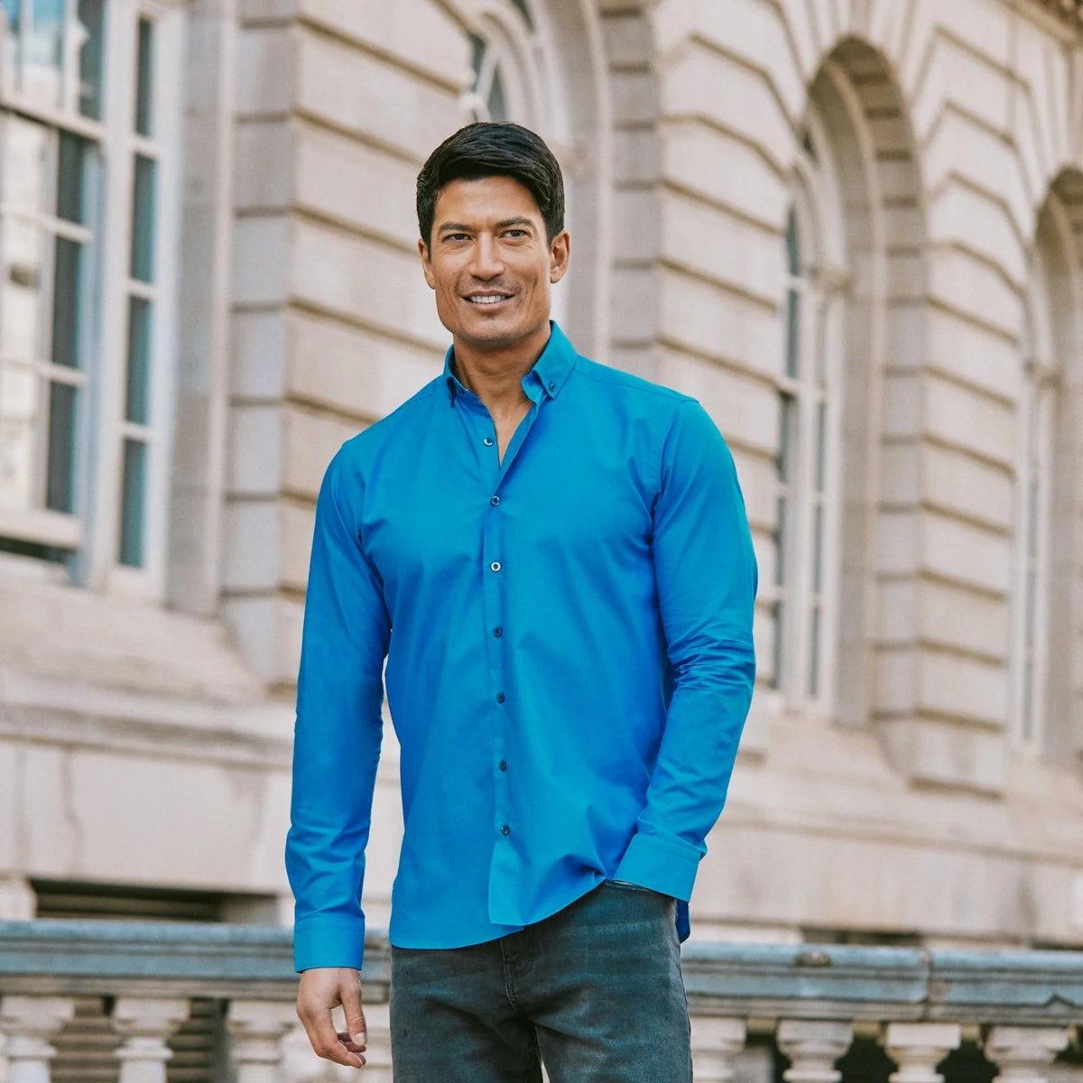 The Versatility of the Oxford Shirt: Dressing Up or Down The Versatility of the Oxford Shirt: Dressing Up or Down