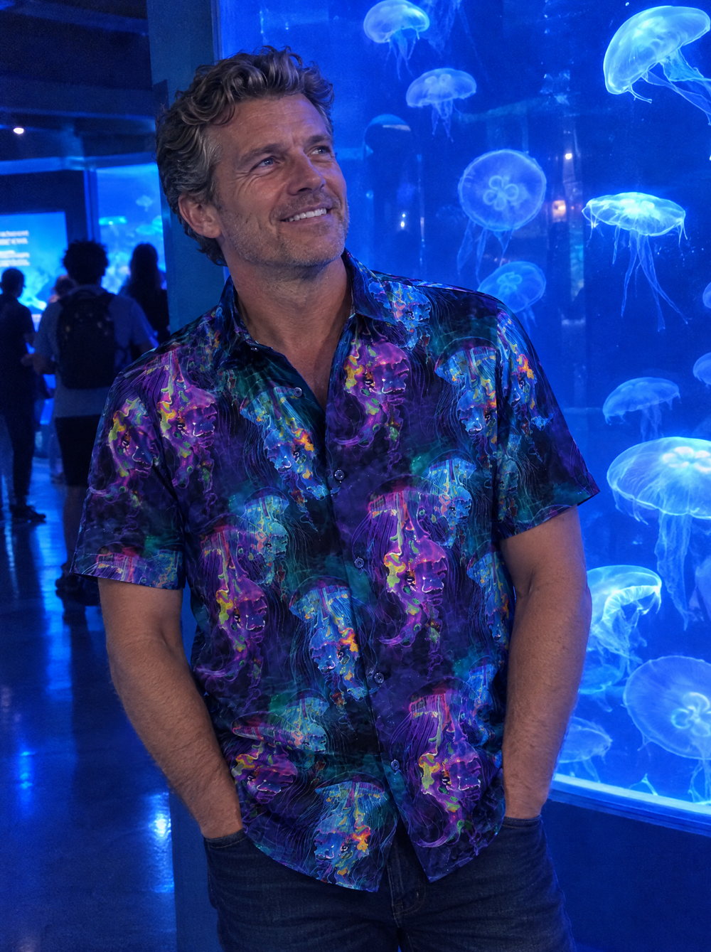 Man wearing the Electric Jellyfish Short Sleeve shirt at an aquarium