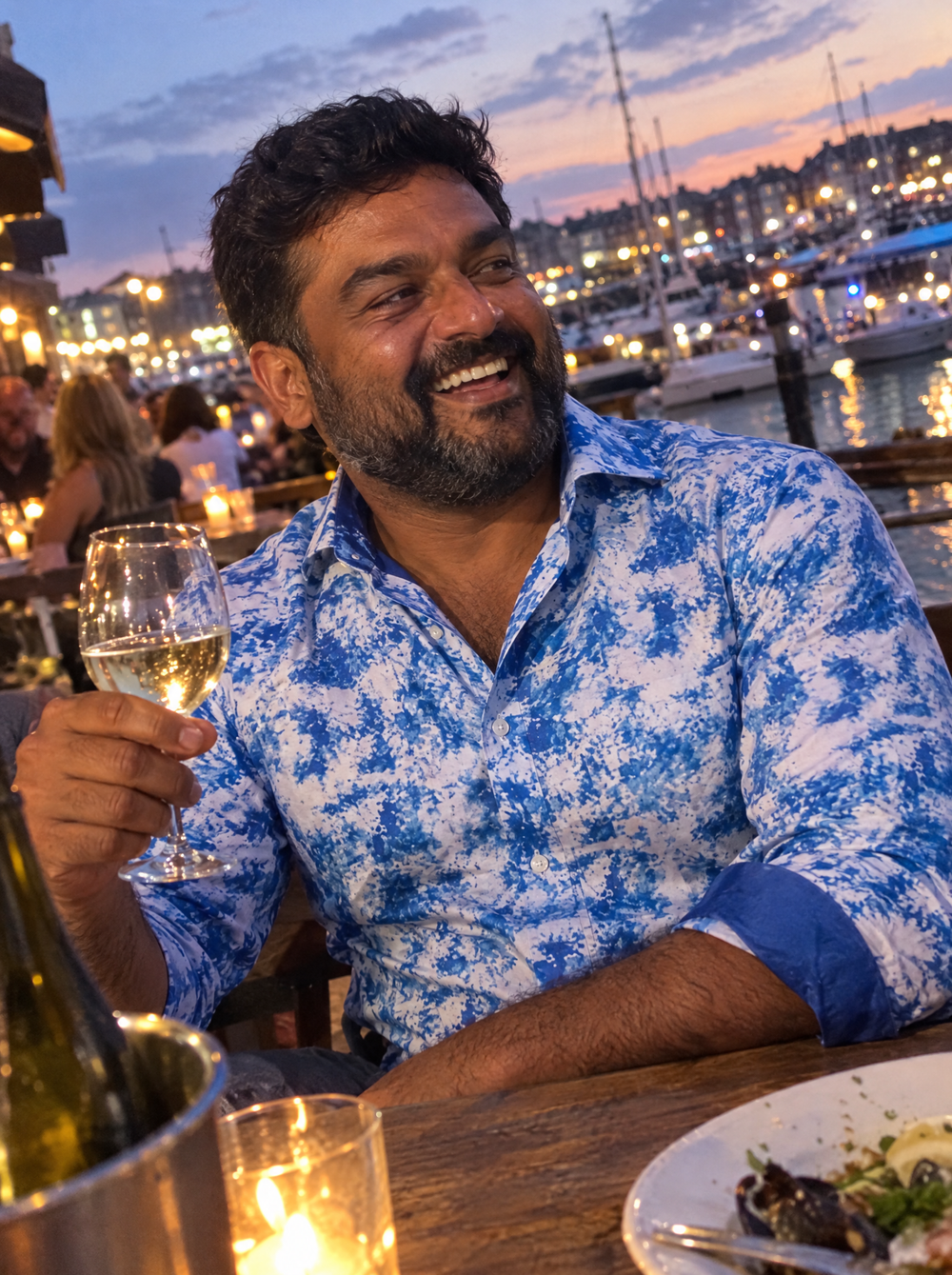 Man wearing the Mistwave shirt at a harbourside restaurant